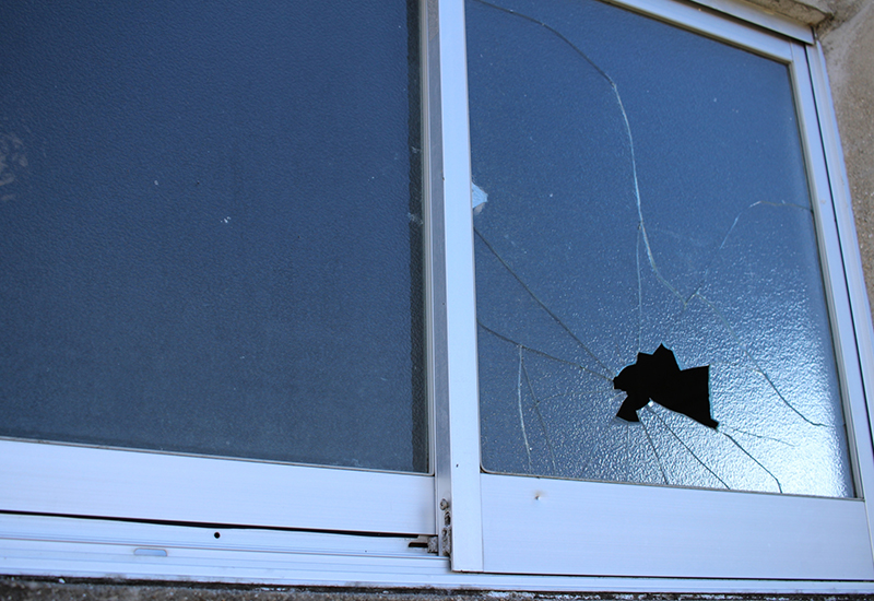 強風で窓ガラスが割れてしまい損害を受けた場合