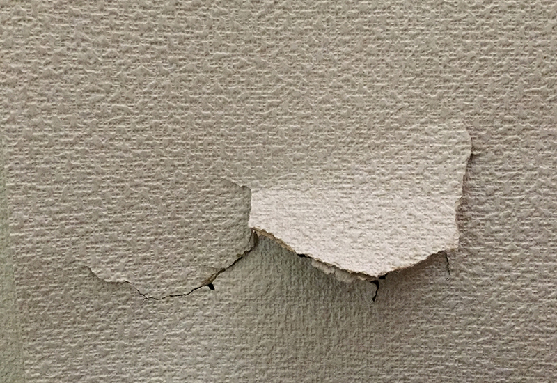 重い家具を室内で運んだ際に、あやまって壁にぶつけて穴をあけてしまった場合